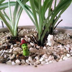 Set di miniature di drago verde con cappello rosso per decorazioni paesaggistiche