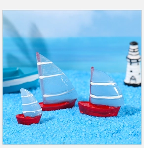 Drei Miniatur-Segelbootmodelle aus Harz auf blauem Sand für Mikrolandschaftsdeko