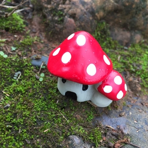 Miniature red and white mushroom house resin ornament for fairy garden moss landscapes