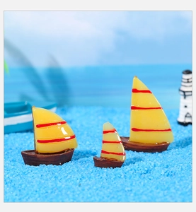 Detailansicht von drei Miniatur-Segelbooten aus Harz für die Mikro-Landschaftsdeko