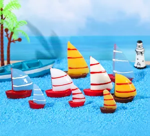 Mini-Segelboot-Modelle aus Harz auf blauem Sand für maritime Dekoration im Ozean-Stil