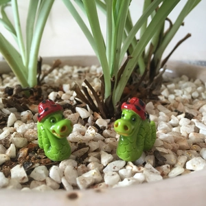 Statuine di drago in resina con cappelli rossi per decorazione micro paesaggio