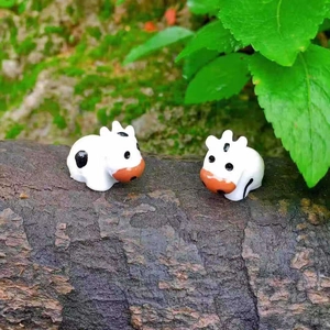 Miniatur-Kuhfiguren aus Harz auf Baumrinde für DIY-Mooslandschaft und Bonsai-Dekor