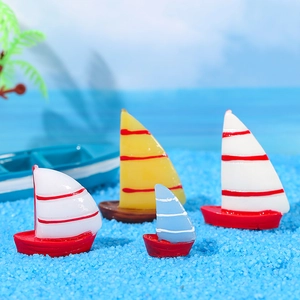 Miniatur Segelboot Figur Kunstharz Gestreiftes Segelschiff Ornament Für Mikrolandschaft Heimdekoration Nautische Schreibtisch Miniatur Dekoration