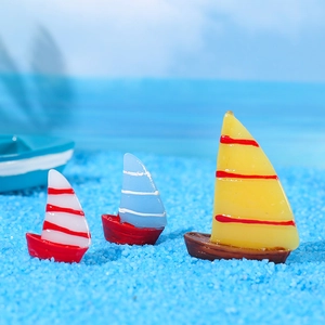 Drei Miniatur-Segelboot-Modelle aus Harz für Mikrolandschaft und nautische Gartendekoration