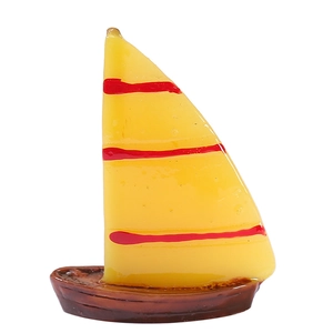 Miniatur Segelboot aus Harz mit gelben Segeln und roten Streifen als Deko