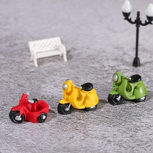 Set de scooters vintage en miniatura con sidecar rojo y motos de resina de colores