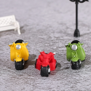 Miniaturas de scooter retro de resina en rojo, amarillo y verde para micro paisajes