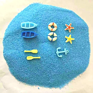 Kit miniature thème océan avec petits bateaux et pagaies sur sable bleu pour déco DIY