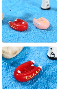 Primer plano de botes inflables en miniatura para micro paisajes mediterráneos de bricolaje