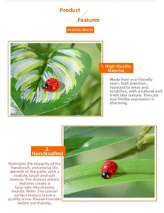 Dettaglio di un modello di coccinella in resina rossa e nera per micro paesaggi