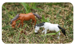 Figuritas de caballos en miniatura realistas sobre césped para paisajes de musgo