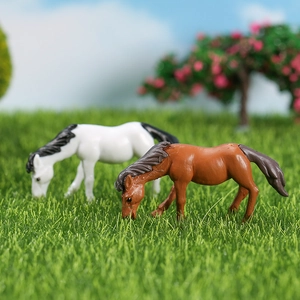 Figuritas de caballos en miniatura realistas para decoración de musgo en posturas naturales