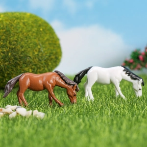 Figuras de caballos en miniatura marrón y blanco para paisajes de musgo y jardín