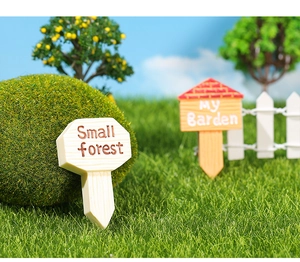 Λεπτομερής κοντινή λήψη διακοσμητικών Small Forest και My Garden σε μίνι τοπίο κήπου