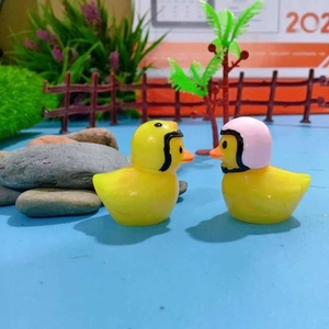 Coppia di anatre in miniatura in resina con caschi per decorazione di micro paesaggi