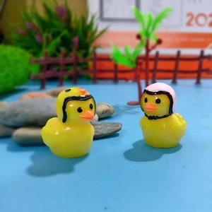 Miniature Coppia di Paperelle Gialle in Resina Con Casco Occhiali da Sole Per Micro Paesaggio Arredamento Casa Auto