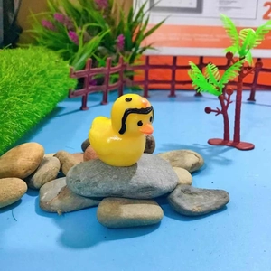 Miniatura di anatra gialla in resina con occhiali da sole per paesaggi e scrivanie
