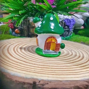 Detailansicht der Harz-Pilzhaus-Figur auf Holzstumpf mit Feengarten-Dekoration