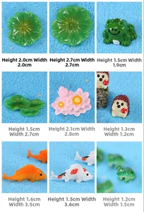 Vue macro de figurines miniatures en résine avec nénuphar et grenouille sur sable bleu