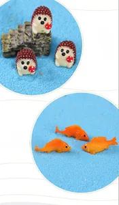 Hérisson miniature en résine avec champignon et poisson rouge sur décor de sable bleu