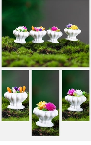 Set di quattro piante in miniatura per casa delle bambole con fiori su muschio verde