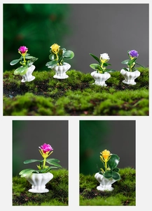 Miniatur-Puppenhaus-Topfpflanzen mit bunten Blumen und weißen Keramik-Strukturvasen