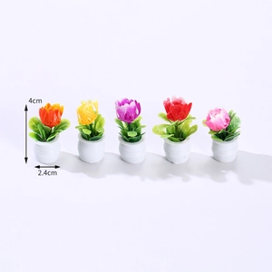 Five miniature dollhouse flower pots in mixed colors with 4cm height dimensions