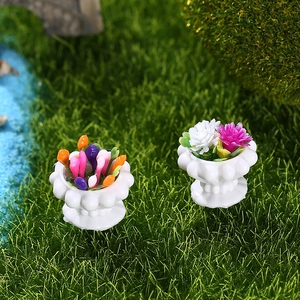 Piante in miniatura per casa delle bambole con tulipani colorati su erba artificiale