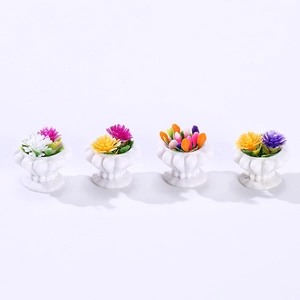 Set di quattro piante in miniatura per casa delle bambole con fiori colorati e vasi bianchi