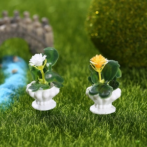 Miniatur-Puppenhaus-Topfpflanzen mit weißen und orangen Blumen in Keramik-Töpfen
