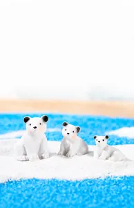 Detailansicht von drei Polarbaer-Figuren aus Harz mit realistischer Fellstruktur auf Schnee