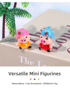 Miniatur-Schweinefiguren aus Harz mit Erdbeerhüten für Schreibtisch- und Autodekoration