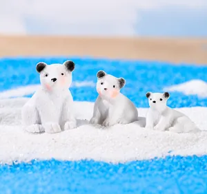 Makroaufnahme von drei Eisbären-Miniaturen aus Harz in klein, mittel und groß