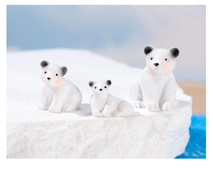 Detaillierte Ansicht von drei Mini-Eisbären aus Harz für die Dekoration von Sukkulenten