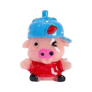 Mignonne figurine de cochon en résine avec chapeau de fraise bleu et porte-clés