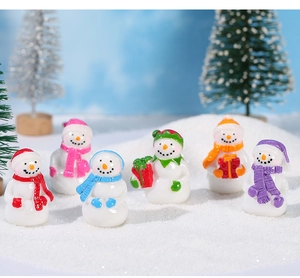 Set de seis figuras miniaturas de muñecos de nieve de resina con bufandas de colores