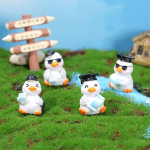 Set of 4 mini resin graduation ducks with doctor hats and books for desktop decor