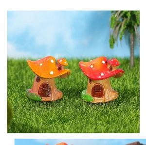 Gros plan de maisons de champignons miniatures en résine rouge et orange pour déco