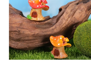 Macro de deux maisons de champignons miniatures en résine pour jardins de fées et décor