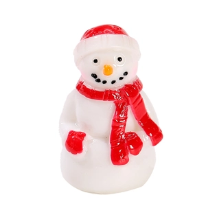 Lindo adorno navideño de muñeco de nieve de resina con gorro rojo sobre fondo blanco