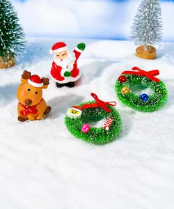 Miniaturas navideñas de resina con Papá Noel y reno sobre nieve con corona festiva