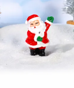 Primer plano de una figura de Papá Noel de resina en la nieve con un fondo festivo