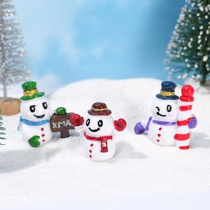 Encantadoras figuras de muñeco de nieve en resina con cartel XMAS para decoración navideña