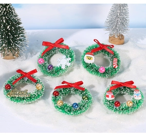 Detalle de cinco mini coronas de Navidad con efecto nieve y carteles de Feliz Navidad