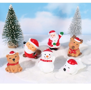 Set de figuras de Navidad en miniatura con Papá Noel y muñeco de nieve sobre nieve