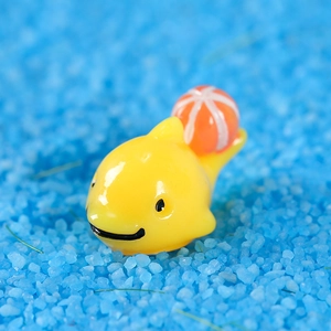 Miniatur-Delphinfigur aus Harz mit Ball auf blauem Sand für DIY-Ozean-Mikrolandschaft