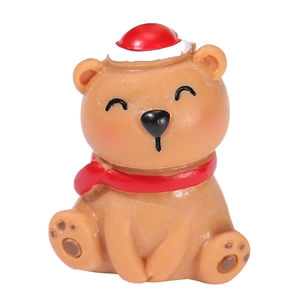 Figura de resina de oso navideño con gorro de Papá Noel y bufanda roja sobre fondo blanco