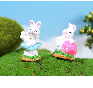 Détail de figurines de lapin blanc en résine avec champignon et coeur décoratifs