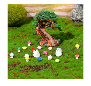 Mini casa sull'albero con coniglietti bianchi e funghi per mini giardino fatato